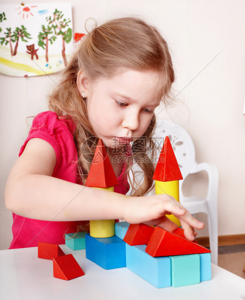 幼稚的学龄前女孩在图片