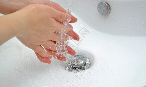 在洗脸盆里洗手的女人图片