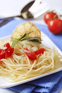 意大利面皮番茄和烤大蒜图片