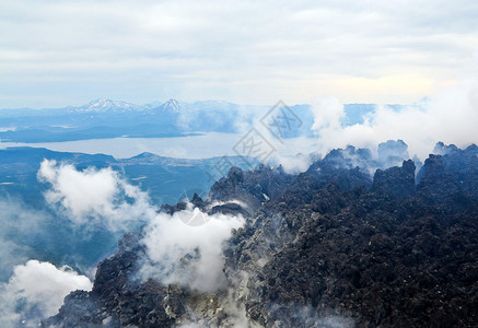 与火山一起在太平洋图片