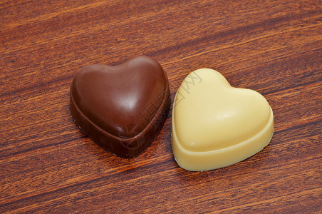 两颗心形巧克力的特写图片