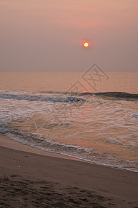 海滩上日出的黄金时段图片