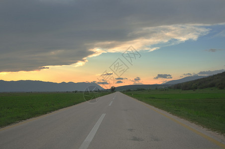 自然景观和乡村公路探险日落美丽云与图片