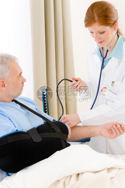 医院生检查手臂骨折病人的图片