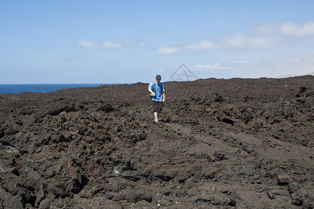 男孩走在兰萨罗特火山地区图片