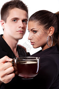 一对年轻夫妇喝茶图片
