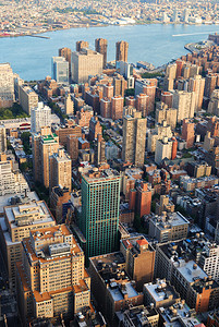纽约市曼哈顿日落在哈德逊河天际线鸟瞰图与办公楼摩图片