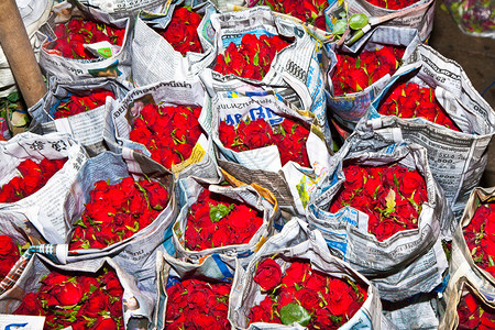 在曼谷夜花市场提供的玫瑰花朵图片