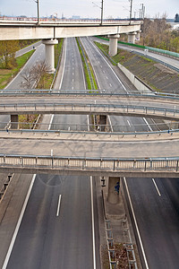 高速公路上有很多汽车在动图片