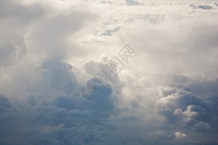 太空中从飞机上看到云彩的天空背景