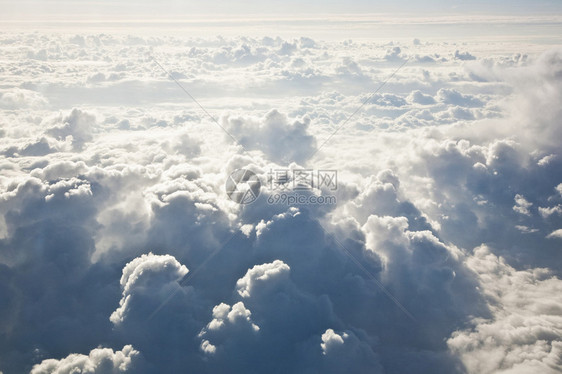 从飞机上看到云彩的天空图片