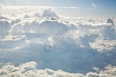 从飞机上看到云彩的天空图片