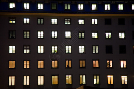 晚上灯光照亮的商房窗户给人一个结构化印象图片