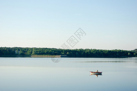 一个乡村的蓝色湖和一个绿色的森林图片