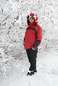 雪地森林里漂亮的冬日女孩图片