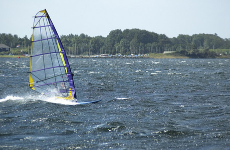 风浪在荷兰水域中迅速移动图片