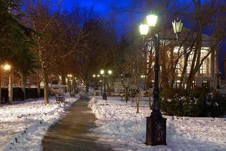 灯与雪的城市夜景图片