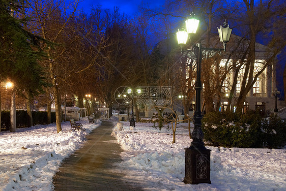 灯与雪的城市夜景图片