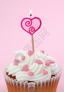 粉红色背景的生日蛋糕图片
