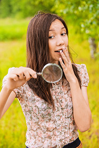 年轻美丽的女人的肖像抱着一图片