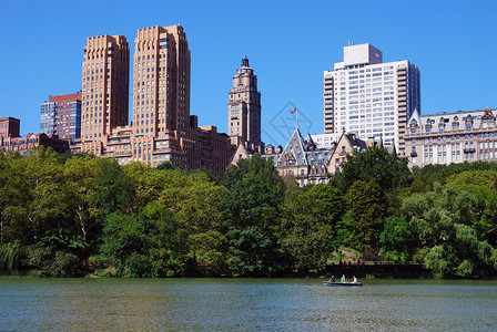 纽约市中央公园有曼哈顿天际摩天大楼和蓝天图片