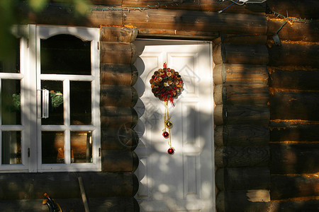 有圣诞装饰品的门背景图片