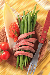 烤牛肉条和新鲜蔬菜图片