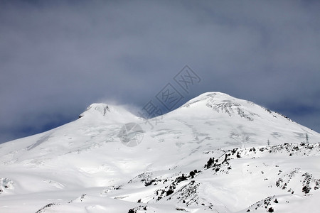 厄尔布鲁士峰是一座火山的两峰锥图片