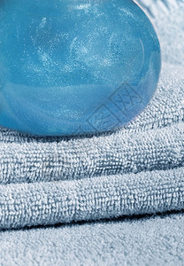 蓝色毛巾和两瓶蓝色洗发水图片