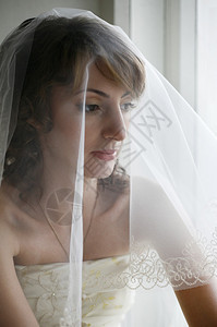 美丽的新娘被面纱封闭图片