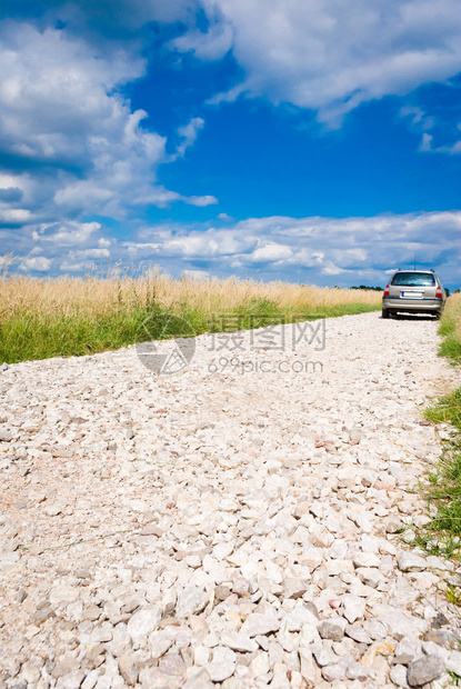 道路烟雾中的石路风图片