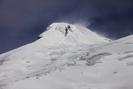 厄尔布鲁士峰是一座火山的两峰锥图片