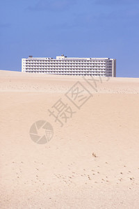 位于沙漠中的现代酒店图片