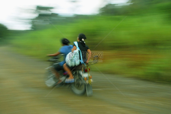 骑摩托车回家图片