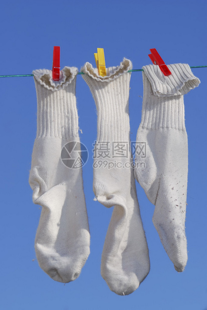 三只袜子用晾衣绳固定在晾衣绳上图片