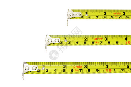 在白色背景上横向延长不同长度的测量磁带图片