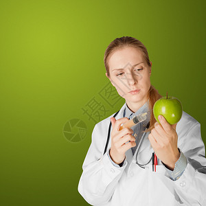 科学家妇女确实注射到苹果孤立于不图片