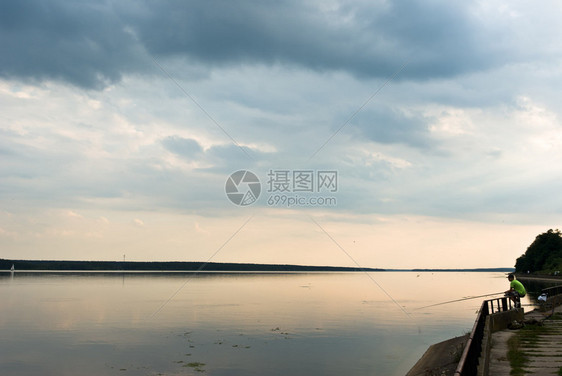 蓝色湖天空多图片