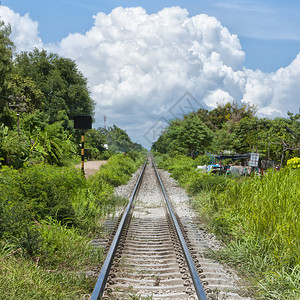 泰国华欣市的一条老铁路消失在背景图片