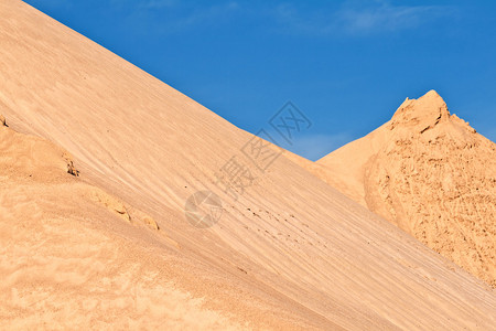 山的沙丘和岩石的矿山给人图片
