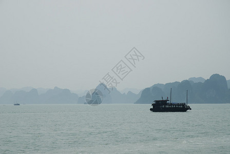 越南下龙湾的船图片
