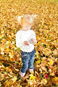 秋天自然的小女孩图片