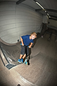 福立体字男孩在滑冰厅里骑着摩背景