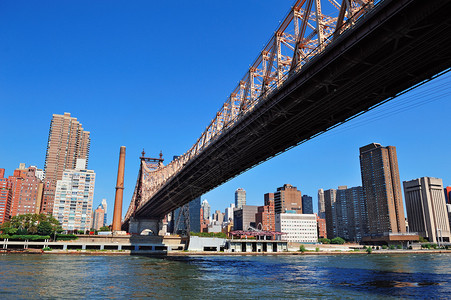 位于曼哈顿中城的皇后斯堡大桥纽约东河上空有纽约市的天线是布鲁克图片