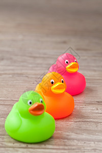 彩色橡皮鸭洗澡的照片图片