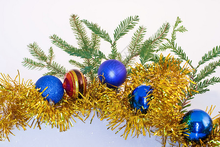 球和其他圣诞装饰品图片