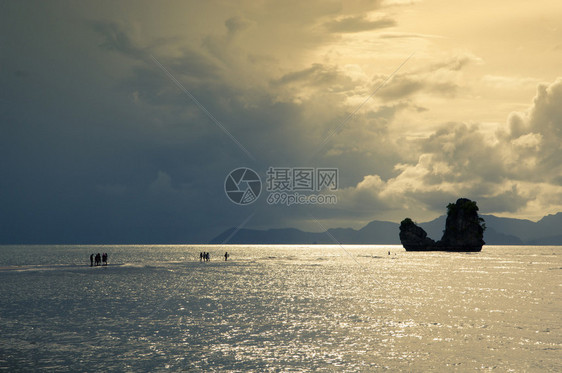 太阳光环似乎在水上行走图片