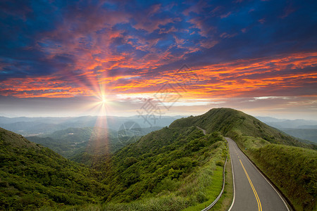 蓝色天空的绿色道路最适合图片