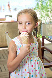 可爱的小女孩吃冰淇淋图片