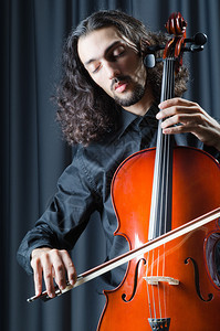 拉大提琴的男人背景图片